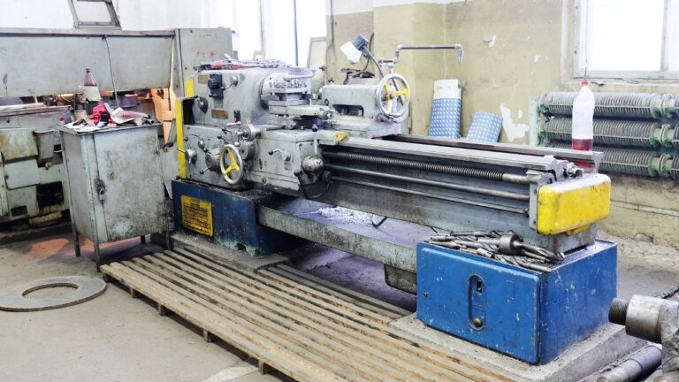 Lathe machine - Purpose, Parts, Working, Types specifications